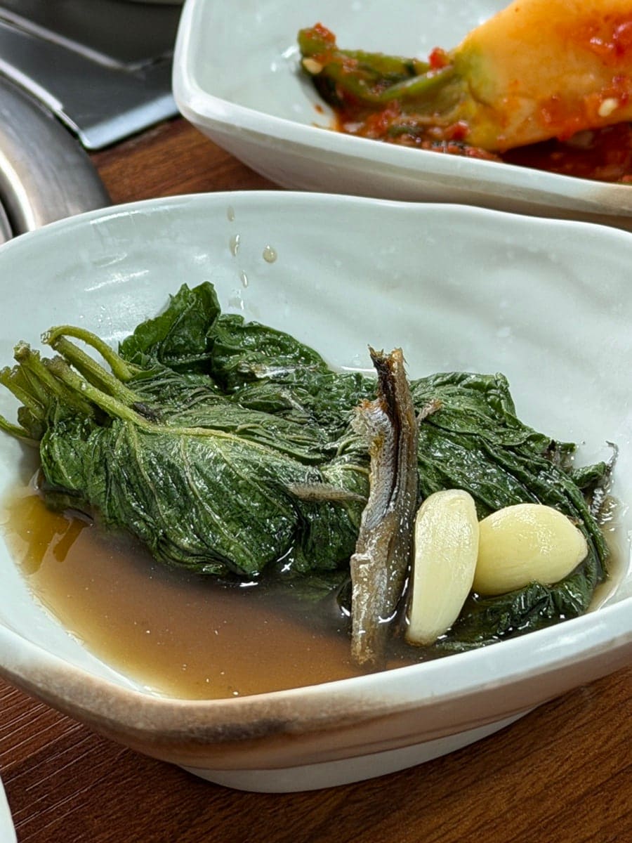 souldate_는 창가에 놓인 화분들과, 상에 오른 멸치쌈 반찬을 나란히 남겼습니다. 바쁜 점심시간에도 부부 사장님이 가꾸는 꽃과 식물이 눈에 띄었고,
