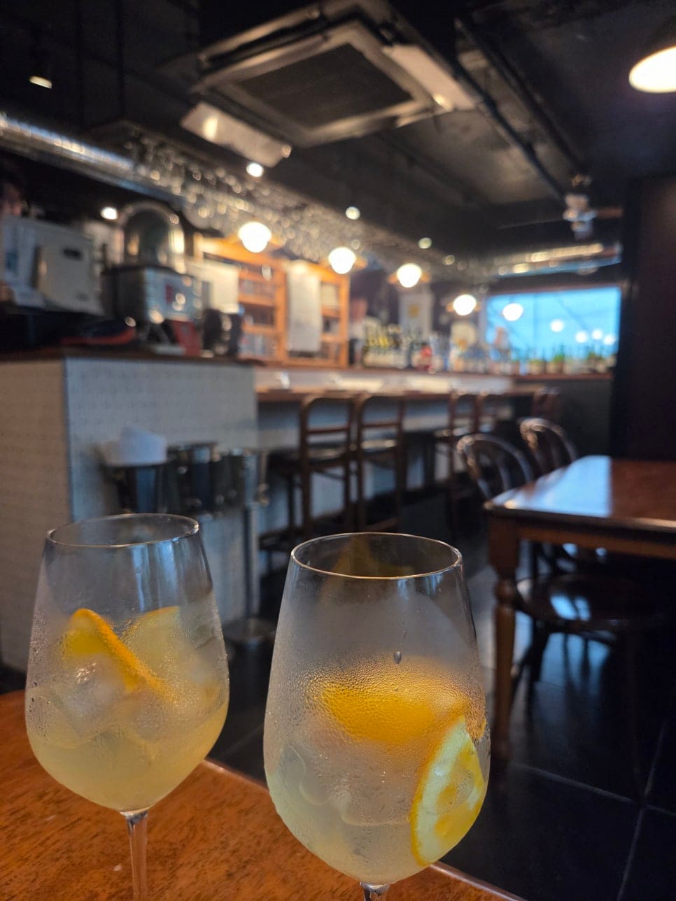 carrotcity는 토요일 아침 겸 점심에 찾았고, 비가 쏟아지는 날이었지만 재즈가 흐르고 에어컨 덕분에 쾌적했다고 적었습니다.