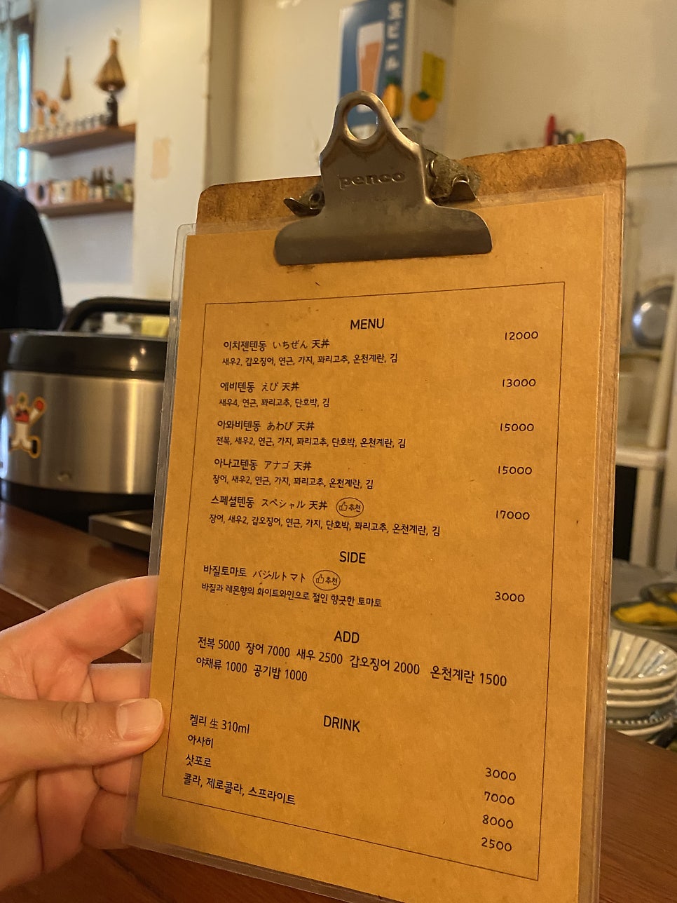 주말 데이트로 찾았다는 heeezip이 담은 사진입니다. 도쿄역 표지판 스티커가 붙은 냉장고 옆으로 주방 살림이 빼곡하고,