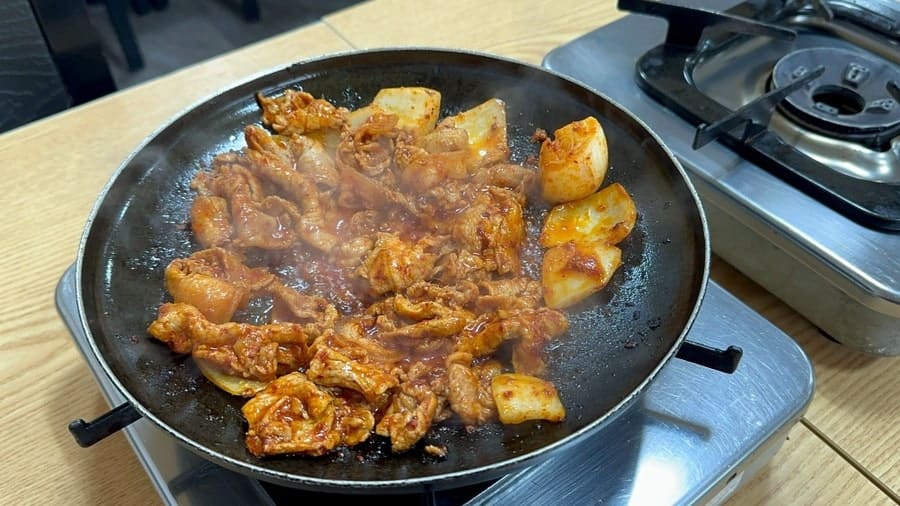 thehardy는 예전에도 와봤던 이 집을 오랜만에 다시 찾아, 철판 위에서 지글대는 고추장불백과 상 위에 놓인 밑반찬을 나란히 담았습니다.