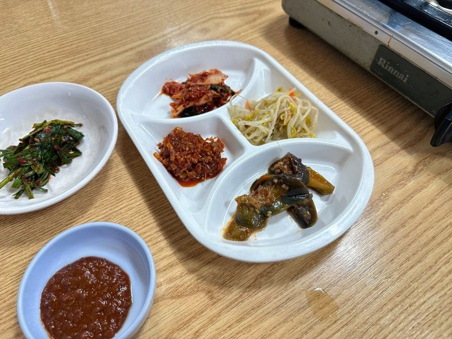 thehardy는 예전에도 와봤던 이 집을 오랜만에 다시 찾아, 철판 위에서 지글대는 고추장불백과 상 위에 놓인 밑반찬을 나란히 담았습니다.