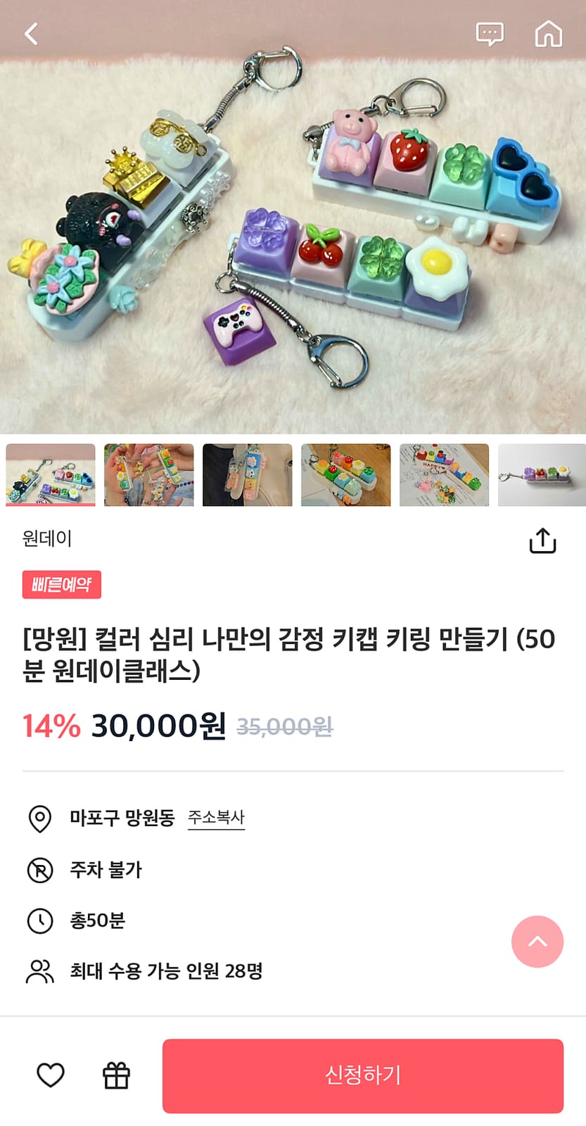 공방의 작업 테이블과 완성된 작품들. 각자 다른 선택으로 채워진 미니어처들이 선반을 가득 채우고 있습니다.