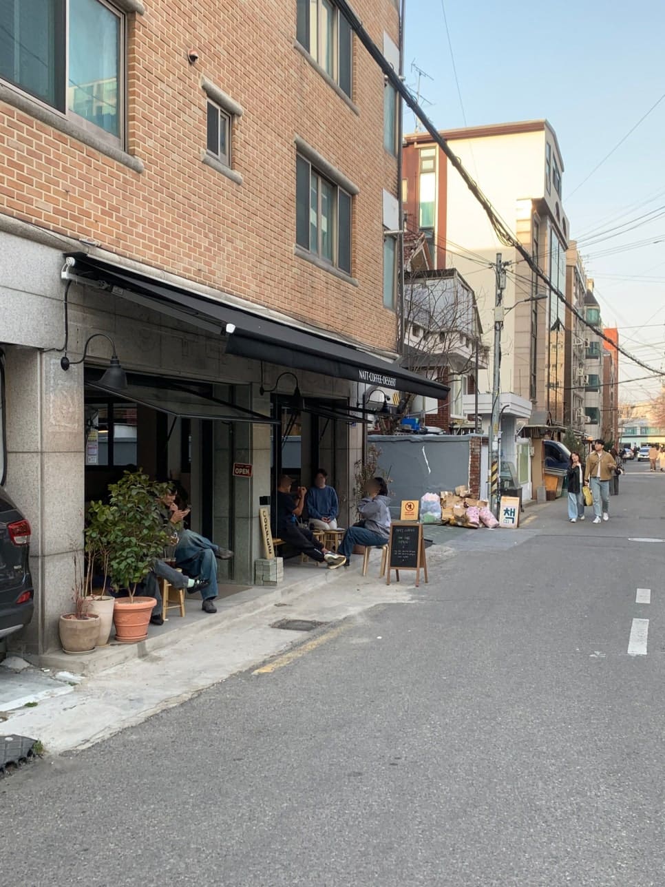 넓고 조용한 낫트의 내부 공간. 각자의 리듬으로 시간을 보내는 손님들이 어우러져 있습니다.