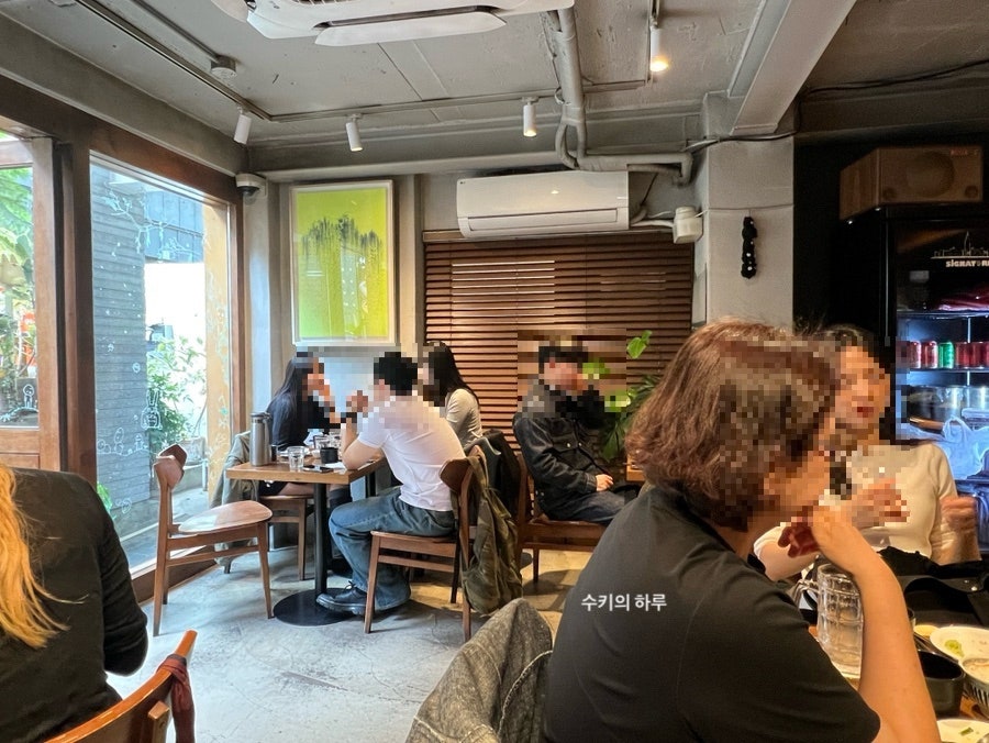 점심을 먹으러 들렀다는 kimsu2ny가 담은 내부입니다. 우드톤으로 짠 오픈키친 바 너머로 주방이 들여다보이고, 창가 테이블에는 이미 자리를 채운 손님들로 북적였습니다.