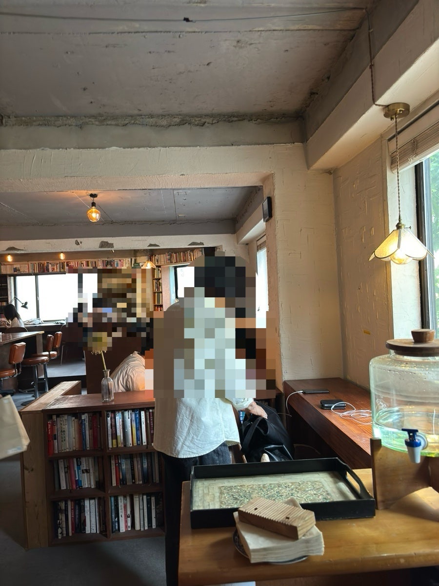 binarylhj가 담은 입구입니다. 흔한 간판 대신 손바닥만 한 액자에 필기체로 '필담' 두 글자만 걸려 있습니다.