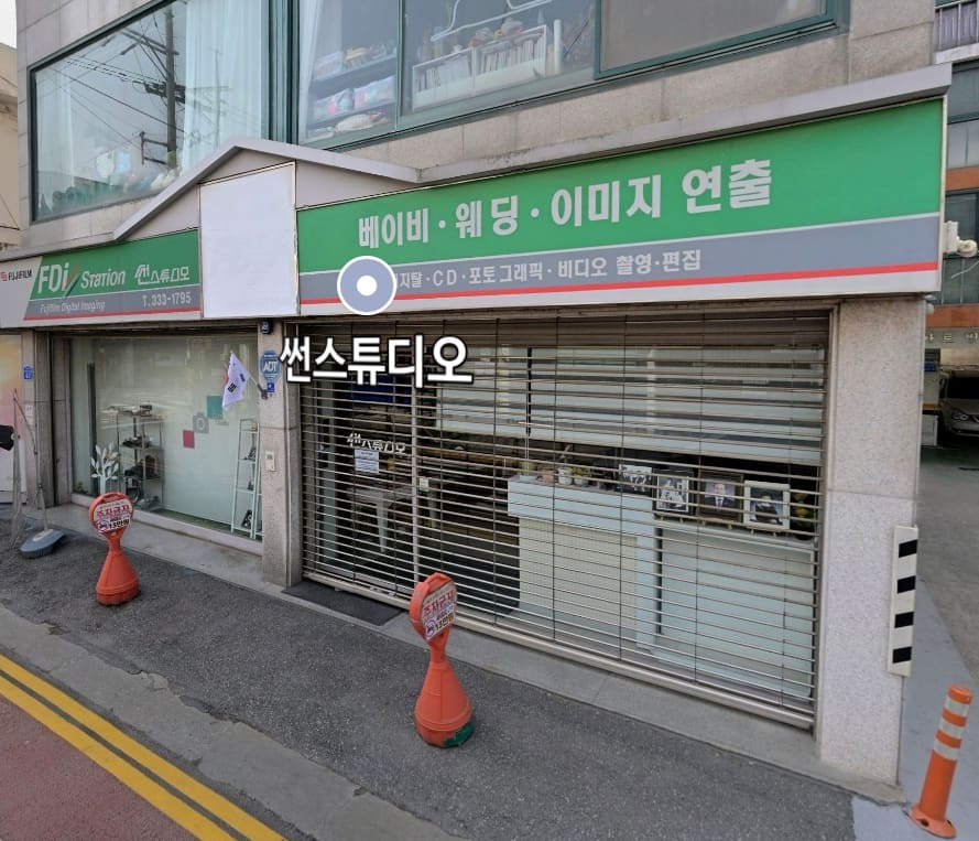 새벽 망원시장의 모습. 상인들이 물건을 정렬하고 손님들이 지나가는 장면. 한 발씩 마주치는 감각들의 시작.