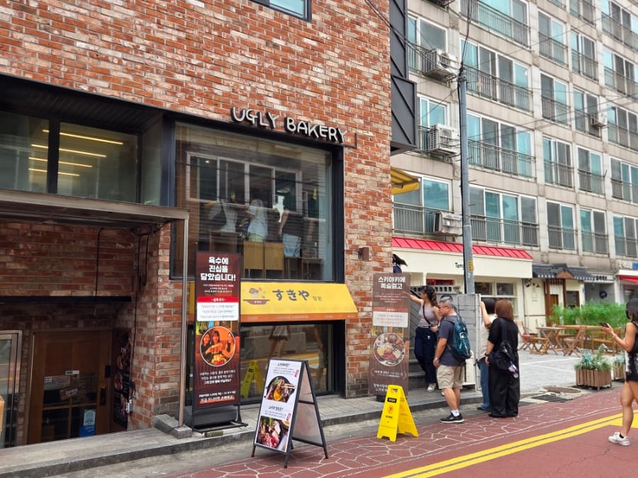 springjean은 가게 계단 앞에서 시작한 줄이 바로 앞 차도 때문에 길 건너로 이어지는 모습을 적었습니다.