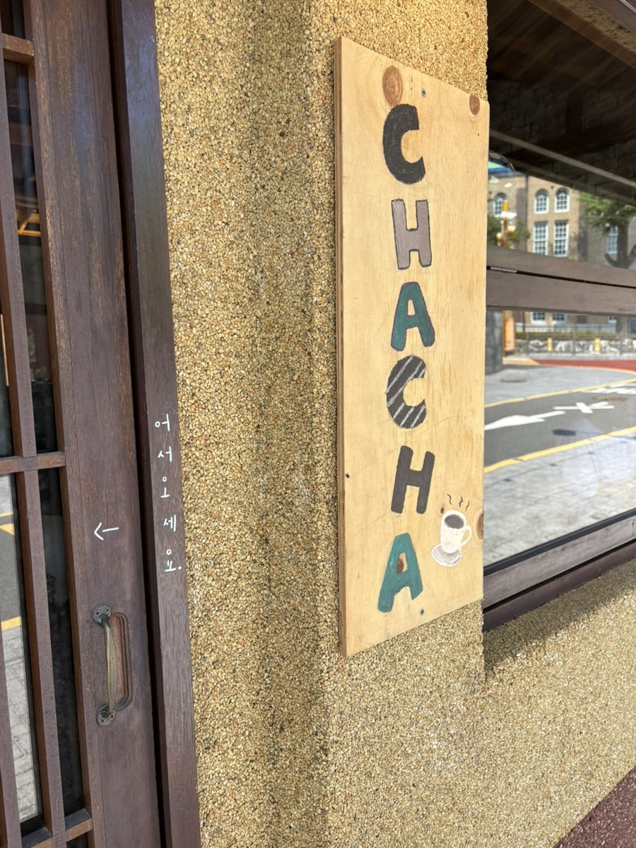 mamongdo89는 벽에 걸린 손글씨 CHACHA 간판과, 서까래가 그대로 드러난 내부 천장을 담았습니다.