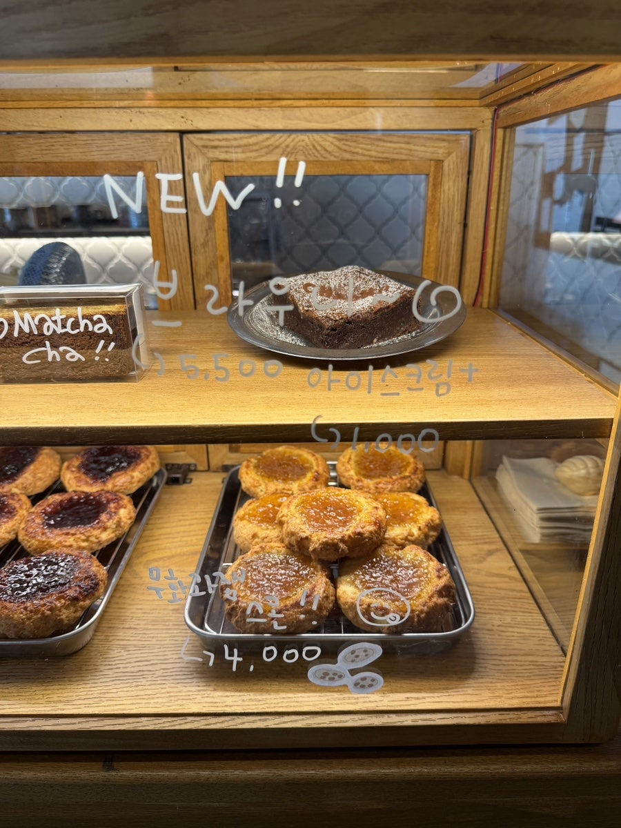 nyamnyam_post는 버터바·치즈·말차 디저트가 놓인 진열장과, 그 아래 칸의 브라우니·무화과잼 스콘을 가까이서 담았습니다.