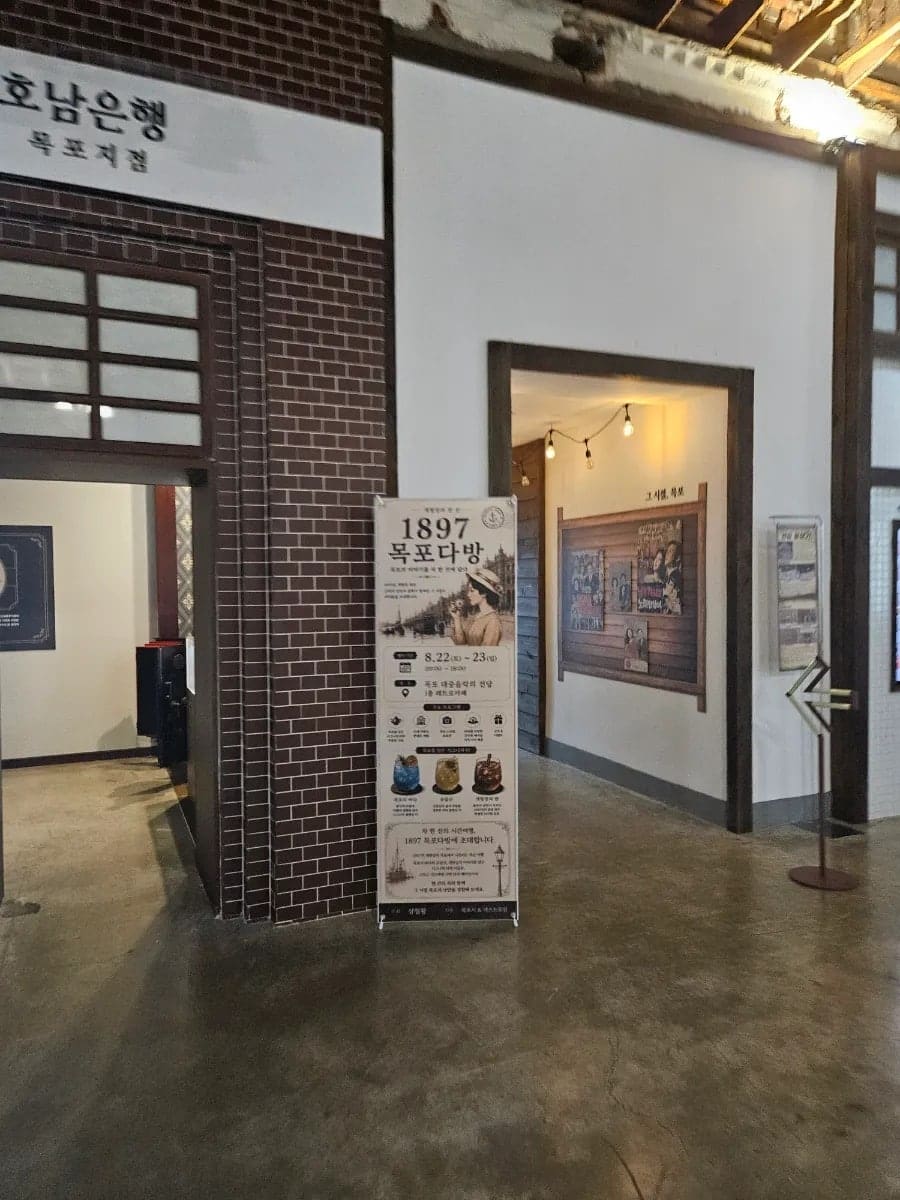 penelope_1은 '1897 목포다방' 팝업 안내판이 놓인 벽돌 전시 공간과, 'RETRO MUSIC CAFE' 간판이 걸린 입구를 이어서 담았습니다.