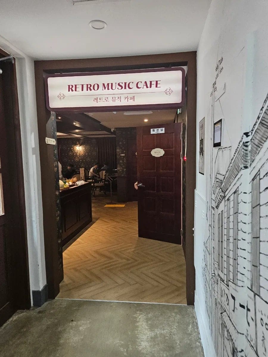 penelope_1은 '1897 목포다방' 팝업 안내판이 놓인 벽돌 전시 공간과, 'RETRO MUSIC CAFE' 간판이 걸린 입구를 이어서 담았습니다.