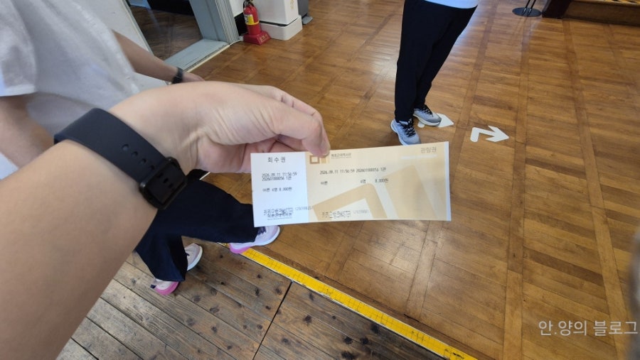 123456tkfkd는 손에 쥔 관람권 두 장과, 전시실 안쪽 배경 그림 앞에 놓인 인력거를 담았습니다. 콩주머니 던지기 체험에 진짜 몰입해서 열심히 했다고,