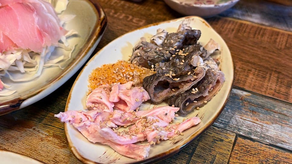 ckimlt282는 부레와 뼈다짐, 껍질무침이 한 접시에 담긴 모습과, 도톰한 민어회를 매콤한 무침과 함께 집어 드는 순간을 이어서 남겼습니다.