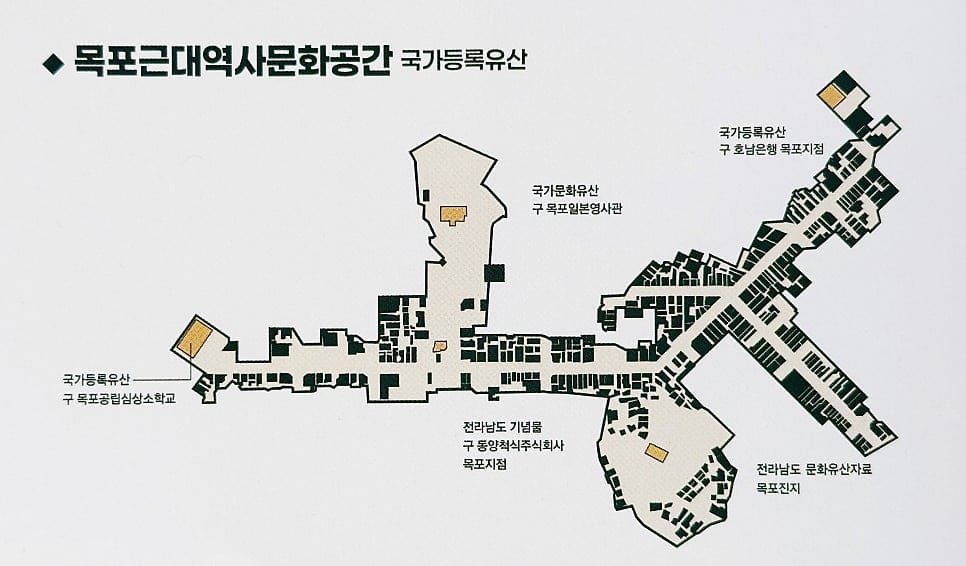 ra_ni1224가 촬영한 목포 대중음악의 전당 내부입니다. 목포 출신 가수들을 소개하는 전시와 근대역사문화공간 전체를 표시한 안내지도가 나란히 걸려 있어,