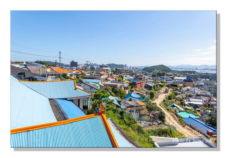 jsklms가 유달동 언덕에서 내려다보며 촬영한 두 장입니다. 낡은 슬레이트 지붕과 산길 너머로 새로 들어선 고층건물이 함께 잡혀,