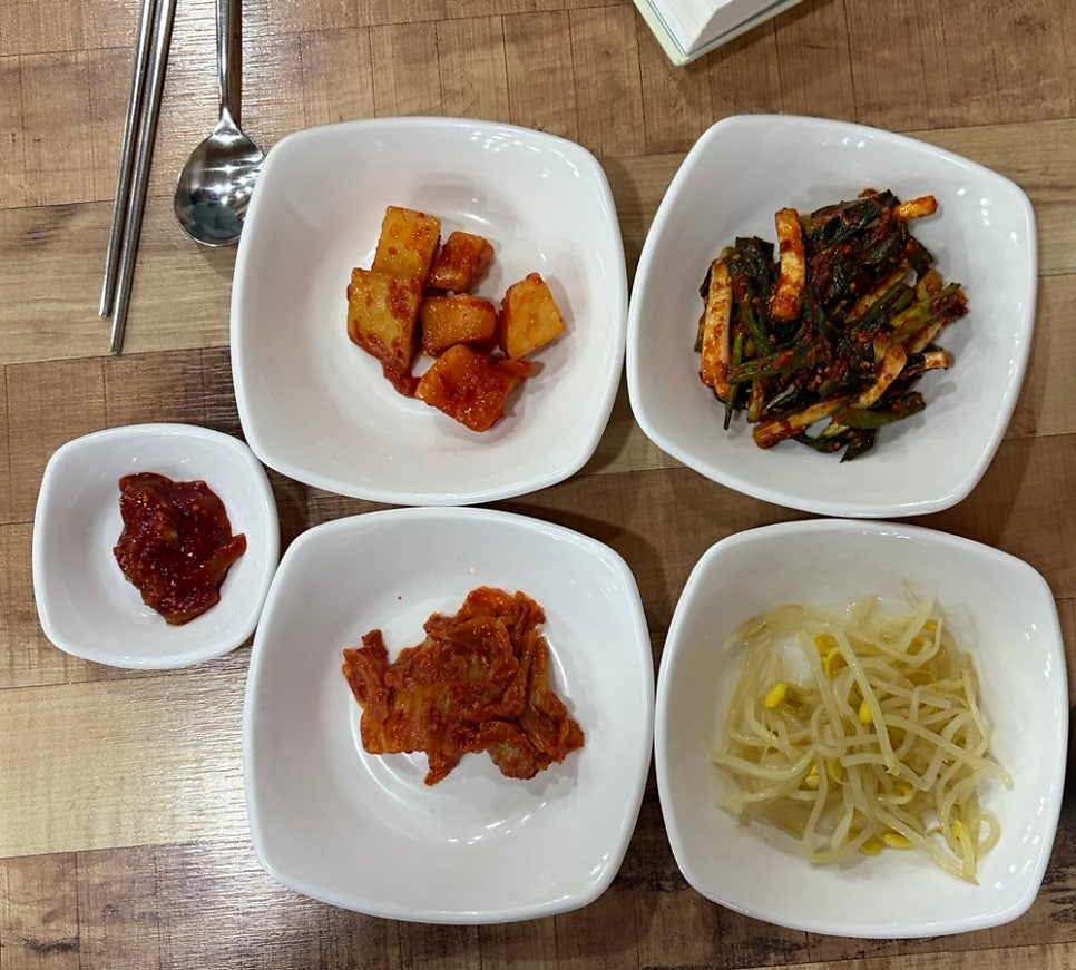 pkijj04는 깍두기·파김치·묵은지 세 가지 밑반찬과, 고기와 대파가 듬뿍 들어간 육개장을 가까이서 담았습니다. 젓갈 향이 짙어 남도의 맛이 느껴졌고,