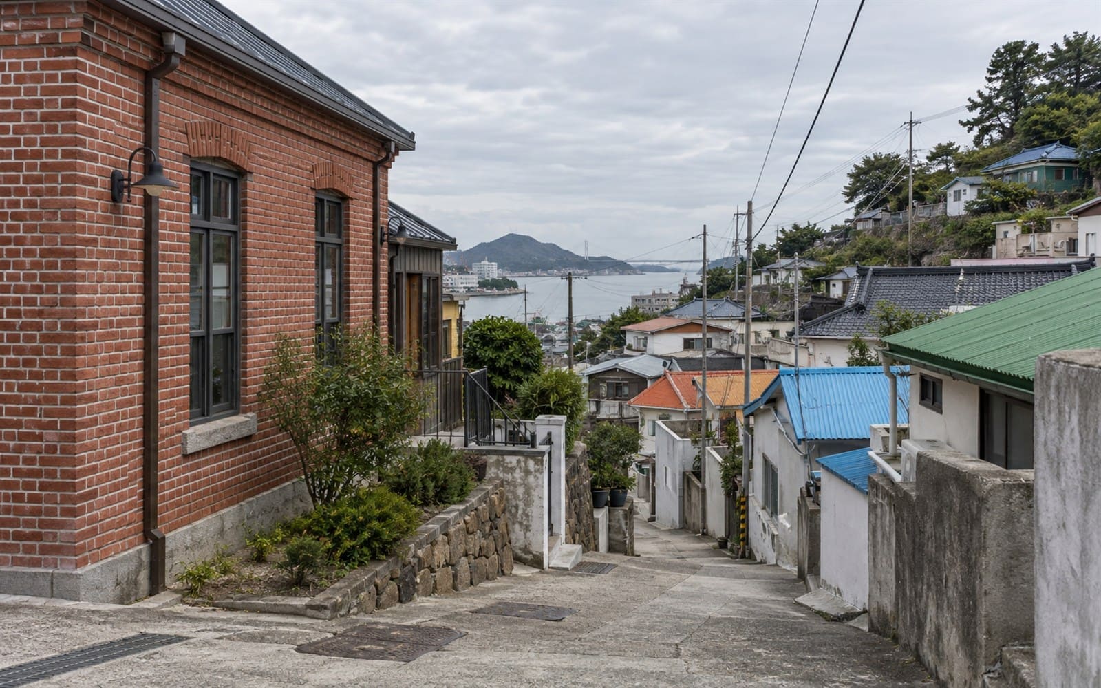 카메라는 언덕 아래까지는 안 온다