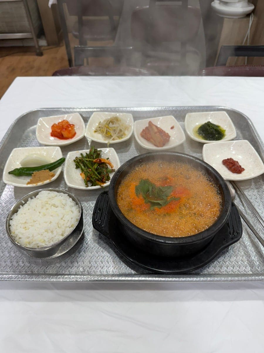 reeemhj는 갈매기 캐릭터가 그려진 항동시장 입구 아치를 올려다보며 찍고, 쟁반에 한상차림으로 나온 장어탕과 밑반찬도 함께 찍었습니다. 깍두기, 숙주, 묵은지, 매생이,