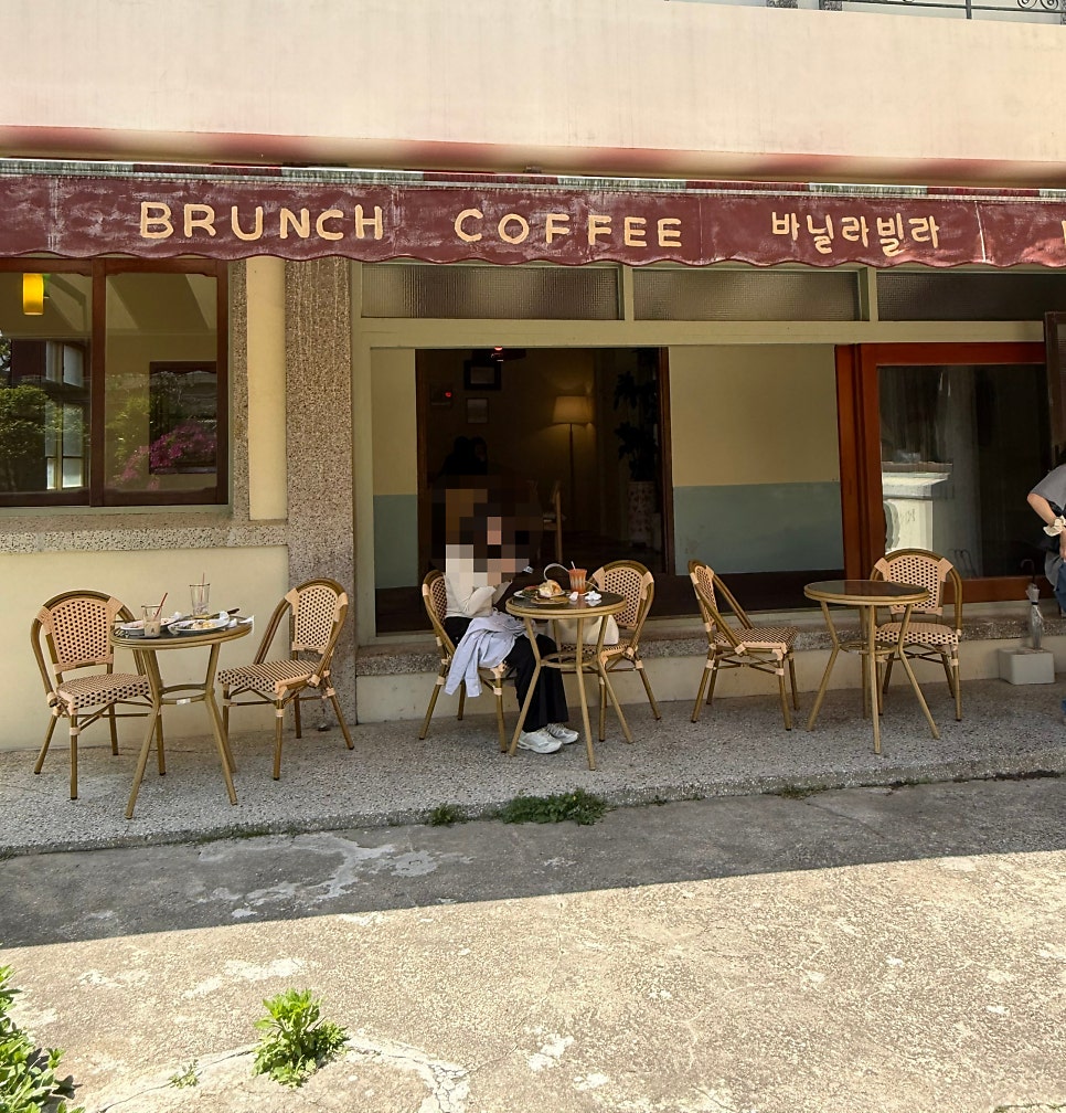 daywaxing_skin은 'BRUNCH COFFEE 바닐라빌라' 차양 아래 야외 테이블에 자리 잡은 모습과, 테라코타 화분과 와인병을 늘어놓은 외벽 한쪽을 담았습니다.