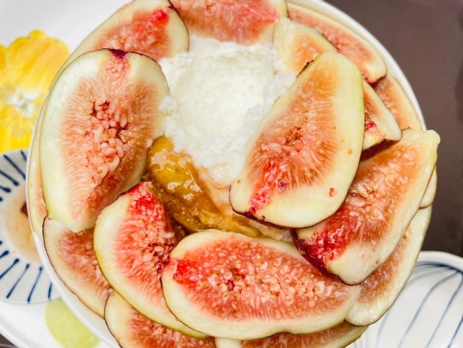 kimwhiz87은 삼각 지붕과 파란 문, 하얀 벽이 어우러진 외관을 먼저 담고, 자리에 앉아 받은 무화과빙수를 위에서 내려다보며 찍었습니다.