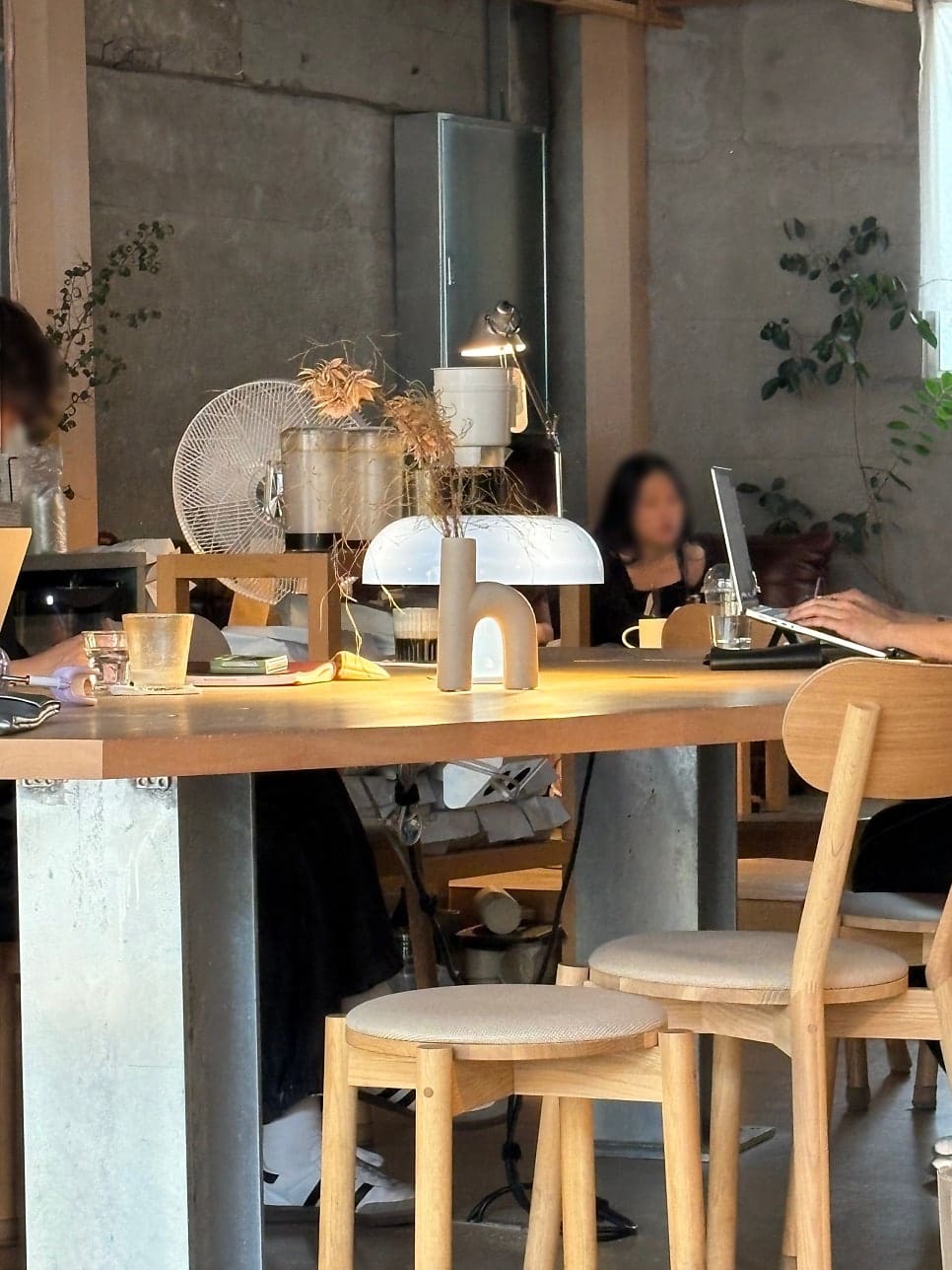 한 번은 자리가 없어 돌아섰다가 다시 찾아와 마침내 자리를 얻었다는 손님이 남긴 두 장입니다.