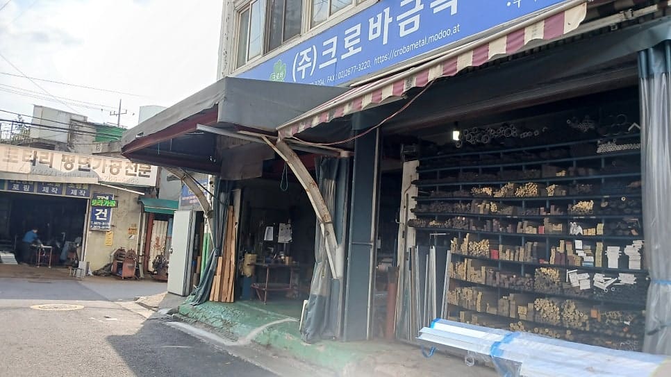 문래동 철공소 골목의 낮 시간 풍경. 관광객의 대기줄과 함께 골목을 가득 채운 사람들의 모습을 담았습니다. 유명해질수록 골목 안쪽은 더 조용해진다는 블로거의 표현처럼,
