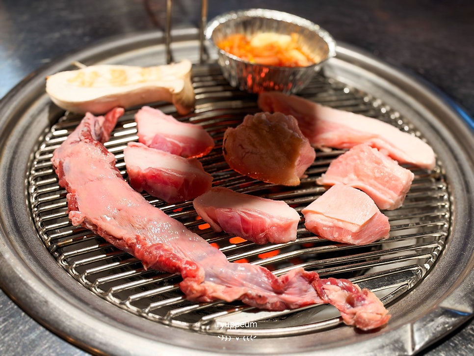 다른 블로거는 한돈 특수부위모둠을 연탄불 위에 올렸습니다. 삼겹살과 목살 사이로 낯선 부위들이 섞여 있는 그릴 사진과,
