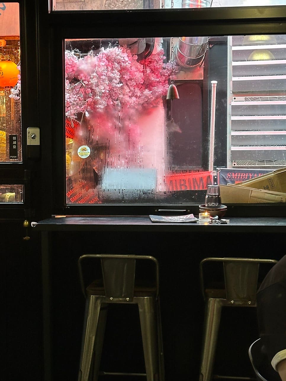 山水 두 글자가 미디어아트 화면에 번지고, 창가 자리엔 벚꽃 조화와 종이 걸려 있습니다. 예약해둔 다섯 시에 맞춰 왔는데도 금세 만석이 됐다고,