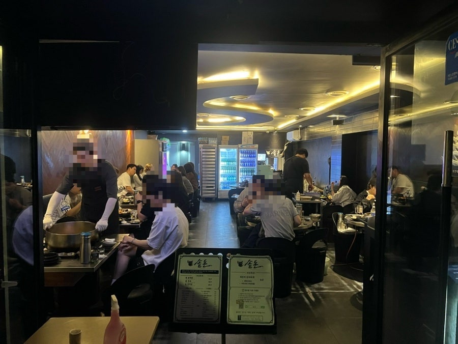 다른 블로거는 손님들로 북적이는 저녁 시간대에 방문했습니다. 고기를 다 먹은 자리에 마지막으로 솥뚜껑 알밥을 볶는 손길을 담은 사진도 함께 남겼는데,