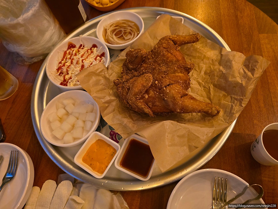 다른 블로거는 손으로 쭉쭉 찢어 먹는 옛날통닭을 두고 한 입 크기로 잘라 나오는 치킨과는 다른 맛이 있다고 적었습니다.