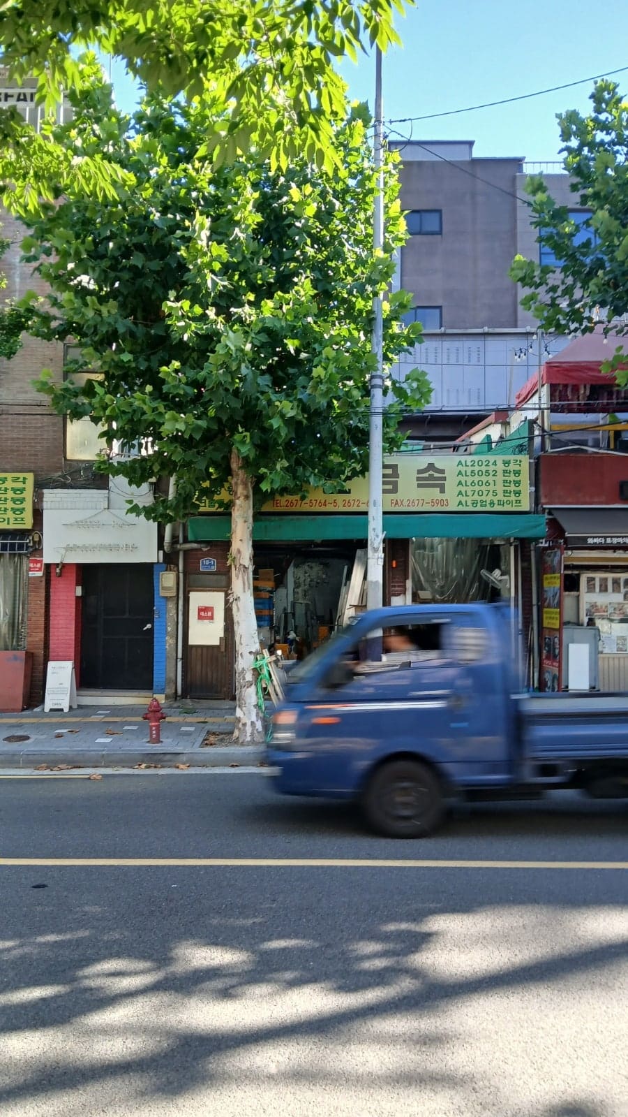 오래된 철공소 건물의 변화를 담은 기록. 낡은 철문과 새로 설치한 간판, 건물 구조의 변화를 한 프레임에 담았습니다.