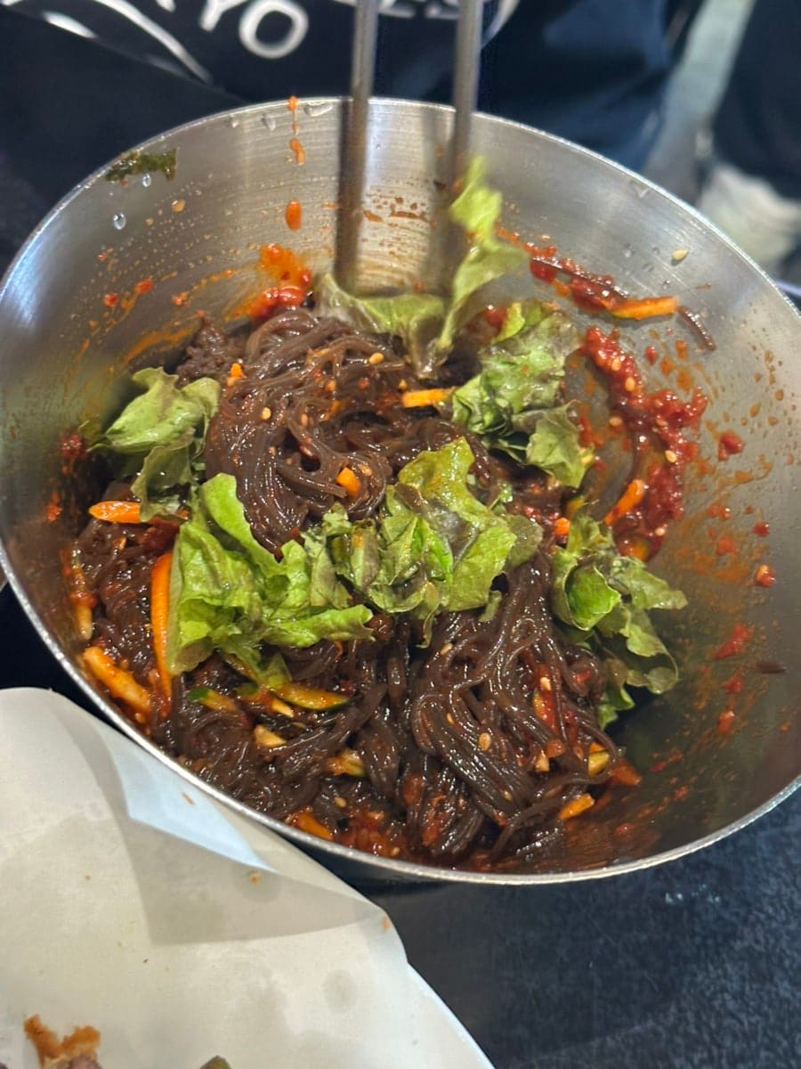 평일 아침 일찍, 아직 어두운 골목에서 켜진 작업장 불빛 하나. 셔터가 올라가고 있는 건물의 모습에서 낮 시간 골목의 일상이 시작되는 순간을 포착했습니다.
