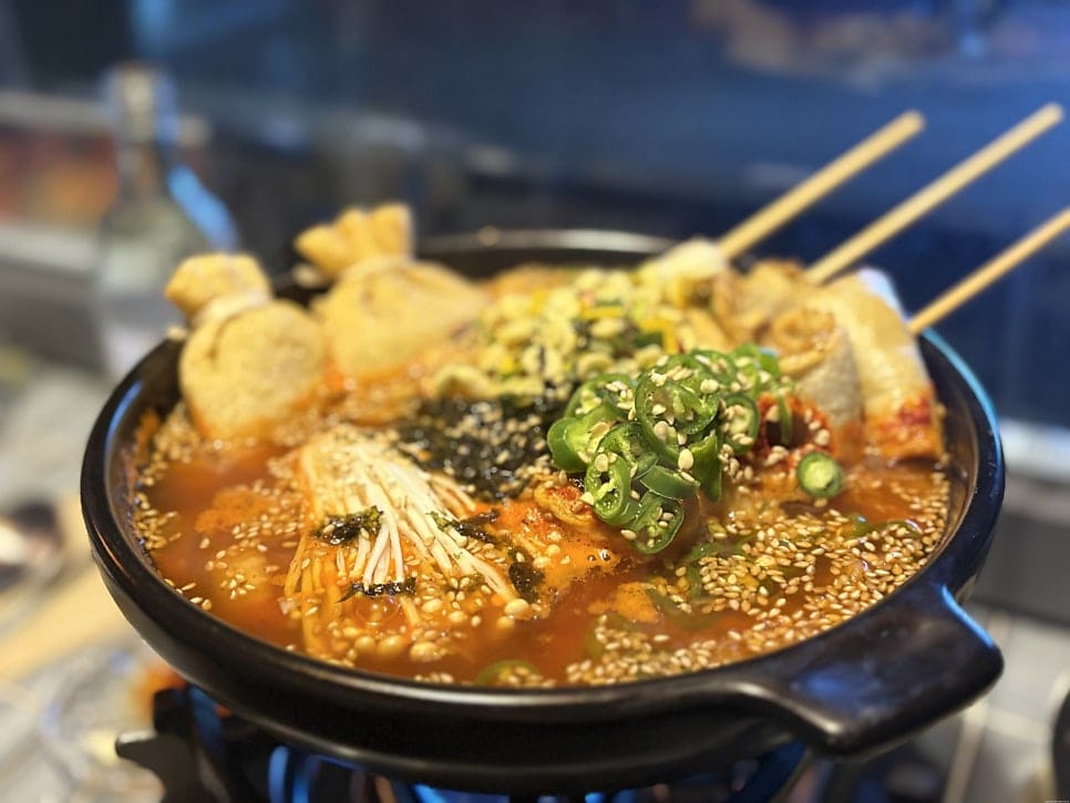 gymlbt52ce는 메뉴판을 열면 독창적인 요리가 많아 무엇을 고를지 한참 고민했고, 음식의 온도와 술의 청량감, 공간의 따뜻한 공기가 균형을 이루는 곳이라고 적었습니다.