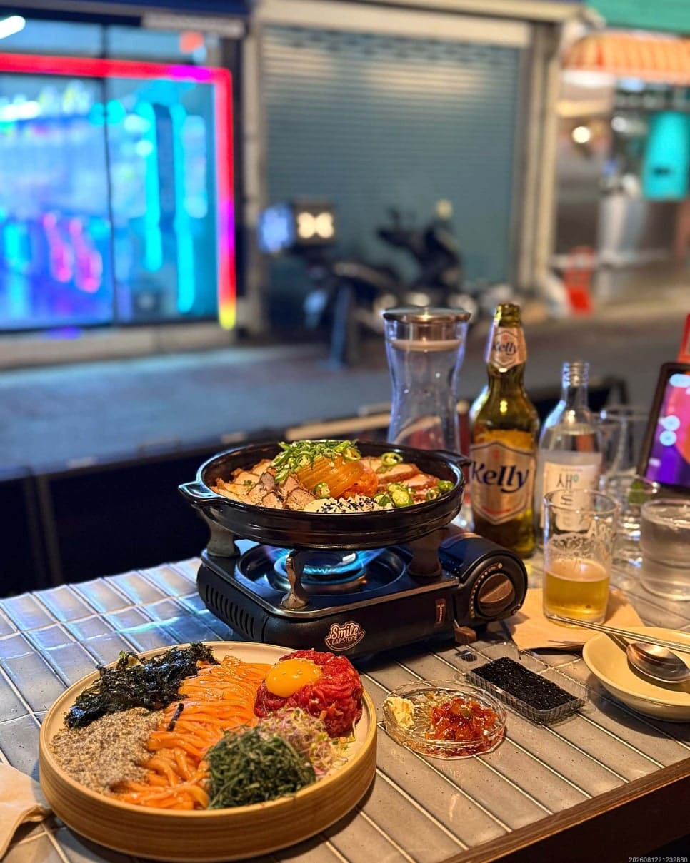 pytk6qwc는 사장님이 제안해 주는 페어링을 따라가다 보면 맛의 신세계를 경험한다고 적었고, 창가나 아늑한 구석 자리가 진솔한 이야기를 나누기에 알맞다고 했습니다.