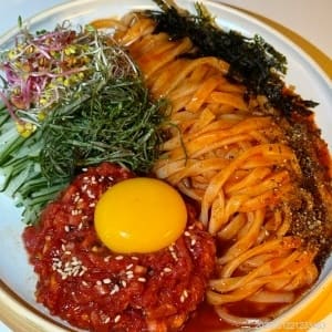 pytk6qwc는 사장님이 제안해 주는 페어링을 따라가다 보면 맛의 신세계를 경험한다고 적었고, 창가나 아늑한 구석 자리가 진솔한 이야기를 나누기에 알맞다고 했습니다.