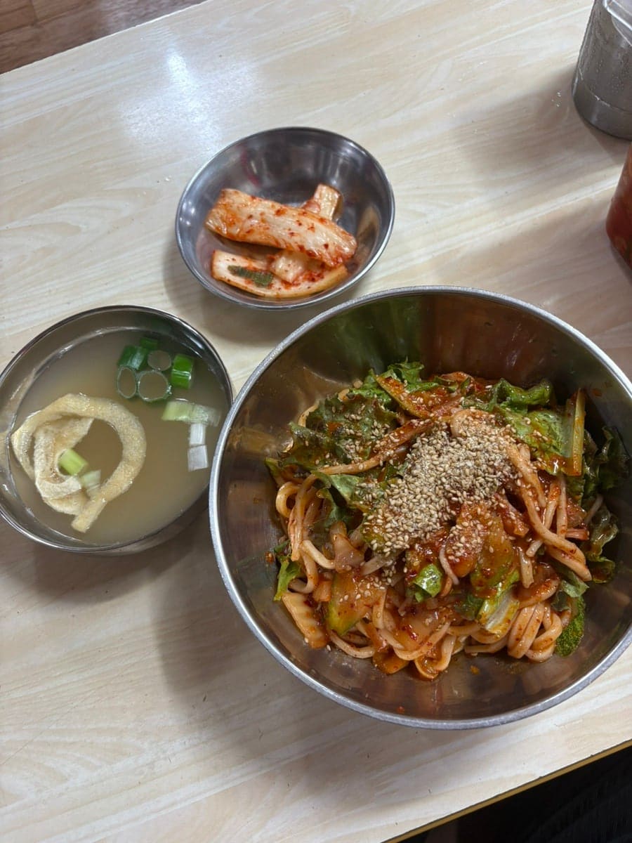 jiwanokim은 평일 늦은 점심에 혼자 들러 칼비빔국수를 시켰고, 비빔국수를 시키면 칼국수 국물을 함께 내 주는 것이 아주 별미였다고 적었습니다. 참기름과 참깨, 김치,