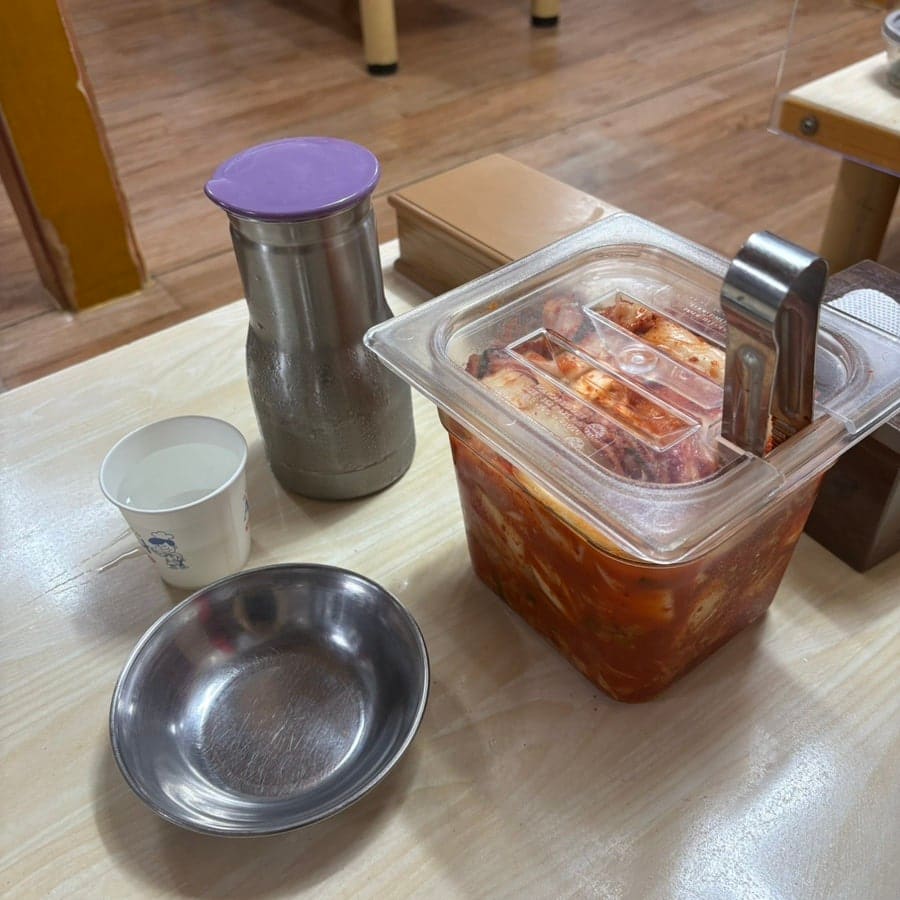 jiwanokim은 평일 늦은 점심에 혼자 들러 칼비빔국수를 시켰고, 비빔국수를 시키면 칼국수 국물을 함께 내 주는 것이 아주 별미였다고 적었습니다. 참기름과 참깨, 김치,