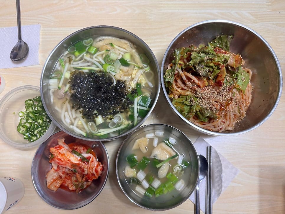 found5795는 성인 둘이 칼국수와 비빔국수를 하나씩 시켰고, 멸치육수의 담백하고 구수한 칼국수와 새콤달콤한 비빔국수가 서로 다른 매력이 있다고 적었습니다.