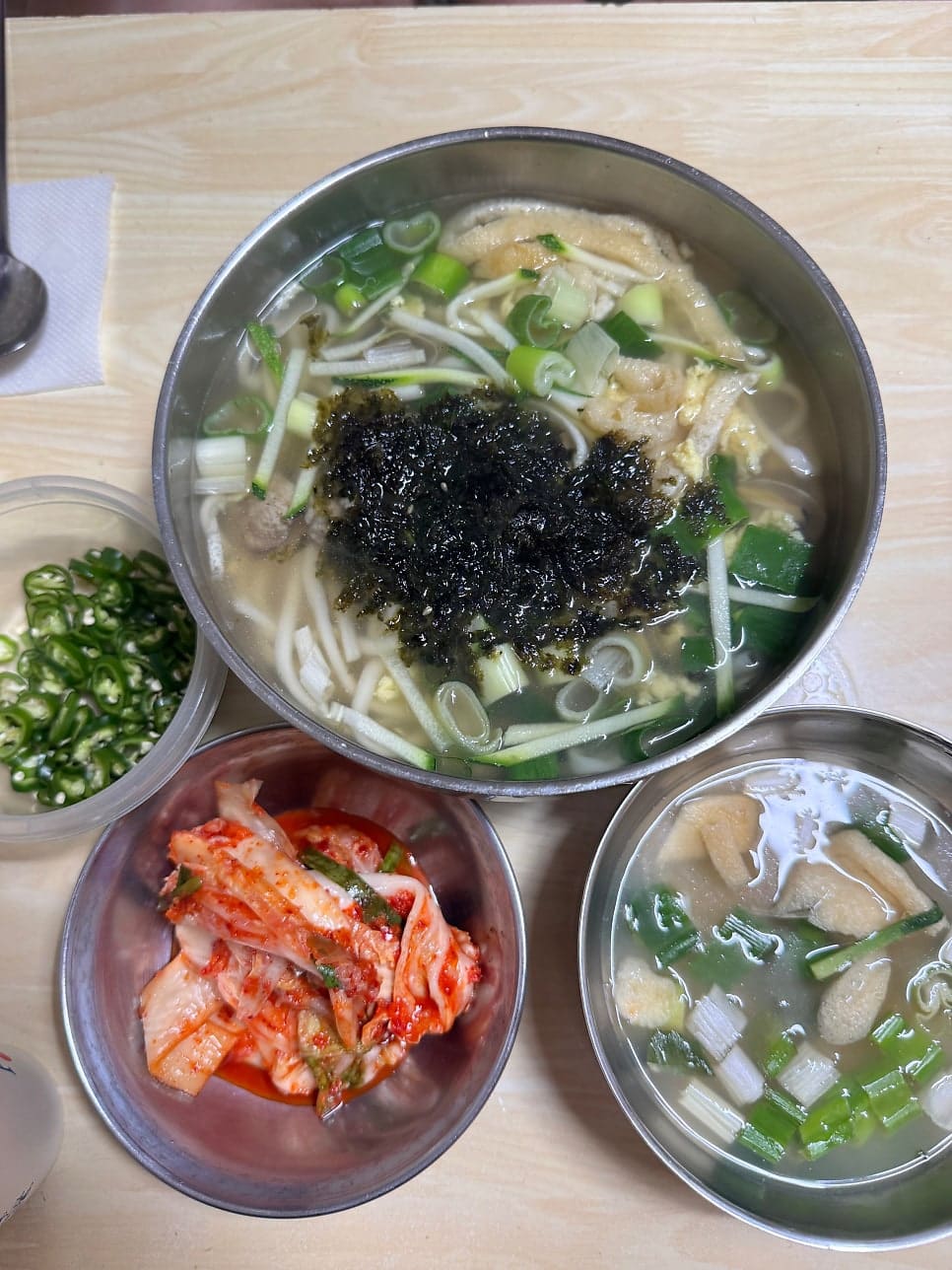 found5795는 성인 둘이 칼국수와 비빔국수를 하나씩 시켰고, 멸치육수의 담백하고 구수한 칼국수와 새콤달콤한 비빔국수가 서로 다른 매력이 있다고 적었습니다.
