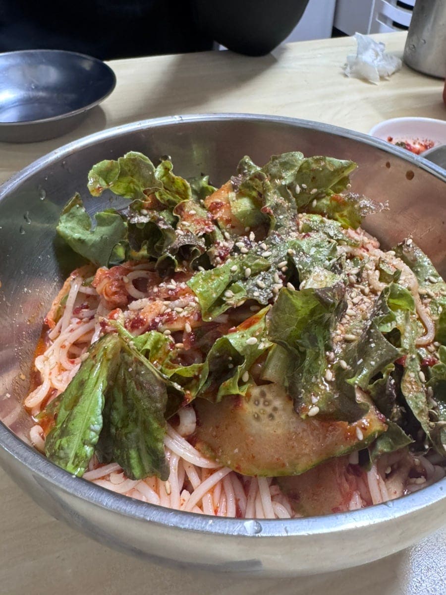 yellowicecream은 허름할수록 맛집이라며 점심시간이 조금 지난 주말에 마지막 자리에 앉았다고 적었습니다.