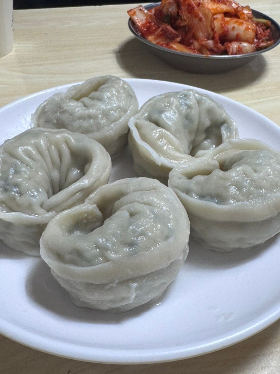 yellowicecream은 허름할수록 맛집이라며 점심시간이 조금 지난 주말에 마지막 자리에 앉았다고 적었습니다.