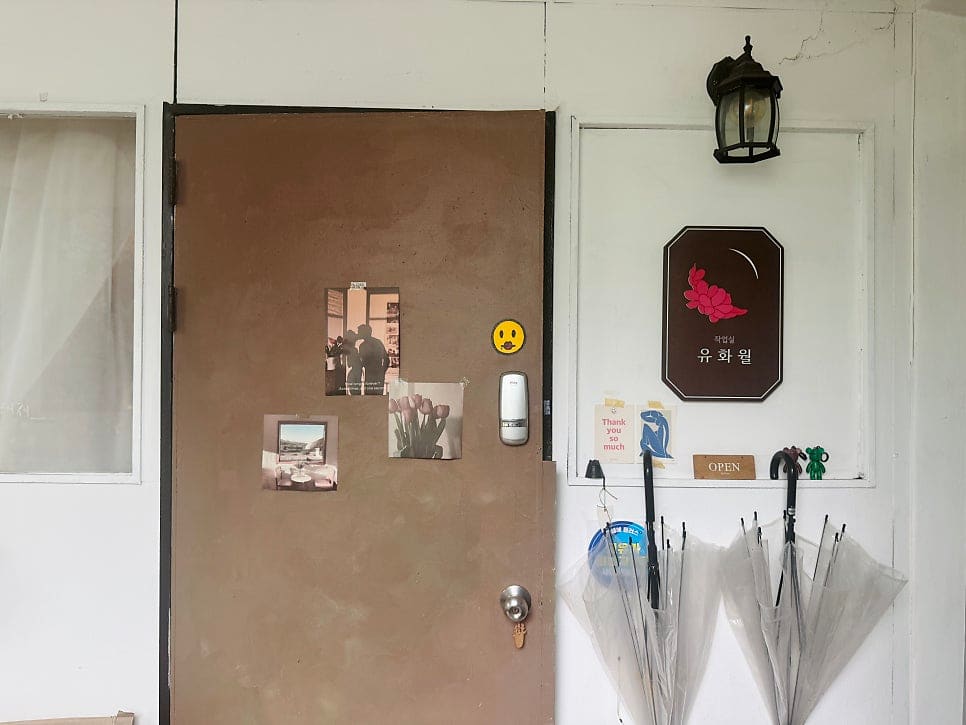 zyuuhi는 18cm 베어브릭을 각자 꾸미기로 하고, 미리 찾아간 시안으로 붓을 들었다고 적었습니다. 선반에는 색색의 베어브릭과 작은 그림들이 놓여 있고,