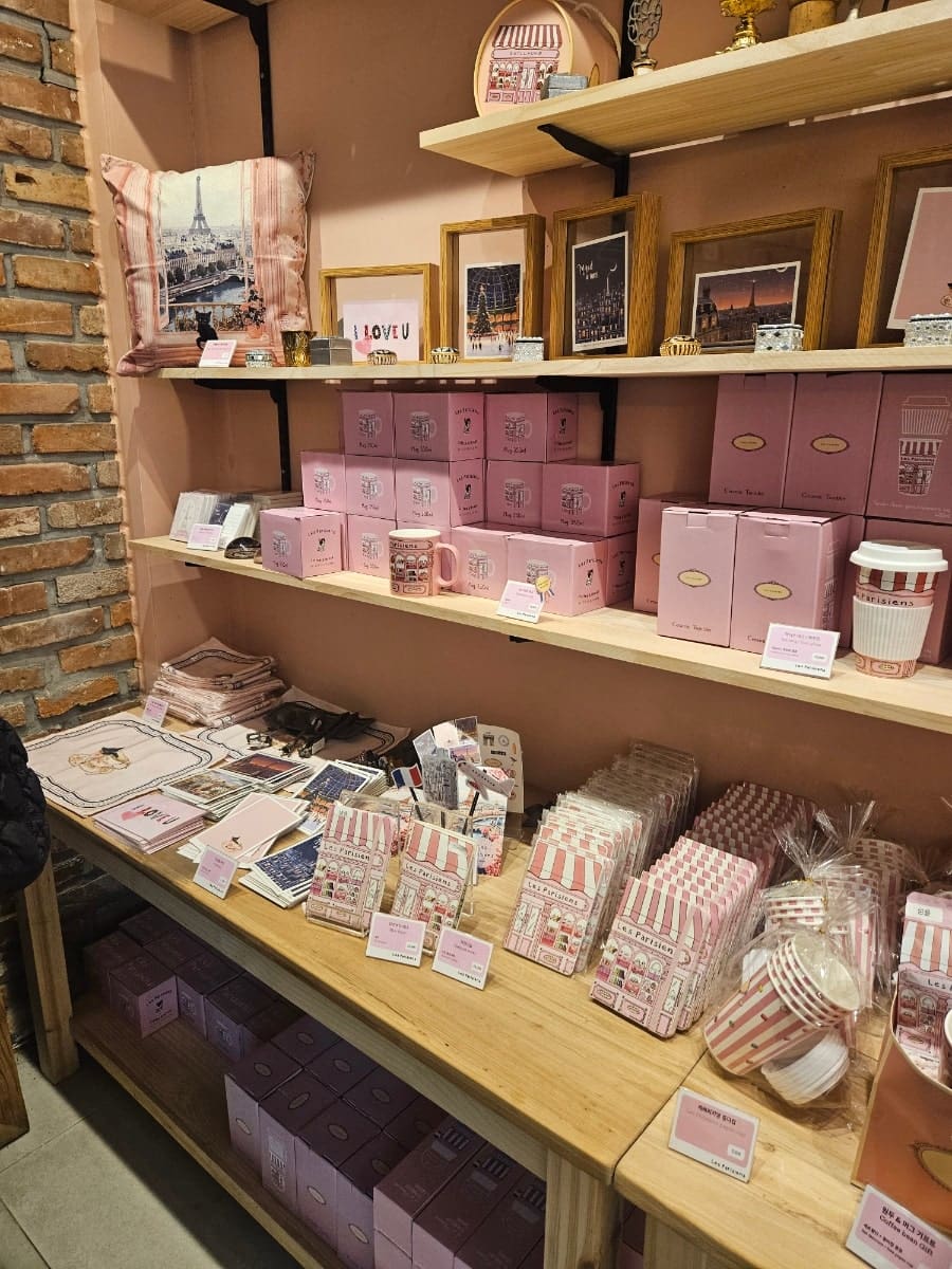 부모님 댁에서 서울역으로 가기 전 가족과 명동을 걷던 whynot34 는 1층에 아기자기한 기념품이 있고 핑크핑크한 분위기가 눈길을 끈다고 적었습니다.