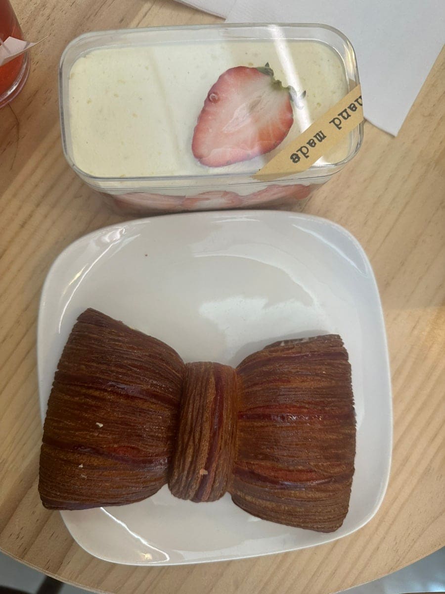 빵도 맛있고 자리도 넓은 카페라는 말을 듣고 온 yubbnini 는 슈크림이 가득한 리본 페이스트리와 딸기 티라미수를 시켰습니다.