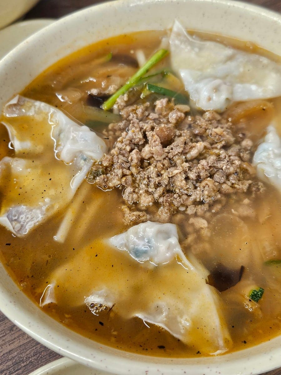 명동 옆에서 학교를 다녔다는 zikmukzikzzik 은 오랜만에 와도 맛있더라며 네 사람이 만두 하나, 칼국수 셋, 콩국수 하나를 시킨 상을 찍었습니다.