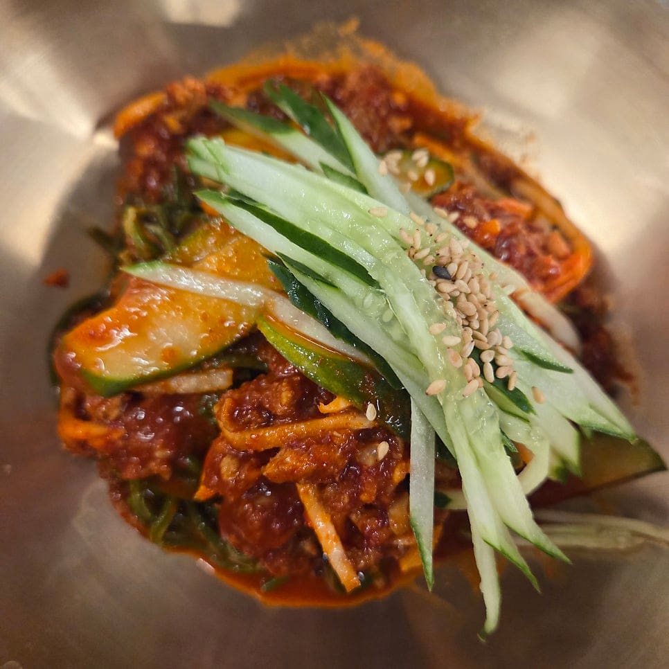 비 오는 날 남편과 데이트에 나선 hwisqueak 이 담은 두 장면입니다. 계단에 늘어선 사람들 사이로 접은 우산이 보여 그날의 줄이 어땠는지 짐작이 가고,
