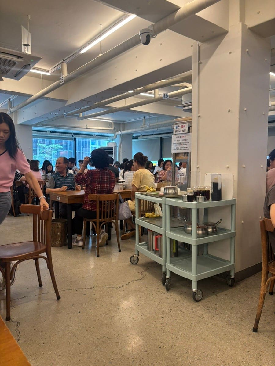 일요일 점심에 네 명이 찾은 bbee4878 은 홀이 굉장히 넓은데도 사람이 가득 차 있어서 역시 명동교자구나 싶었다고 적었습니다.