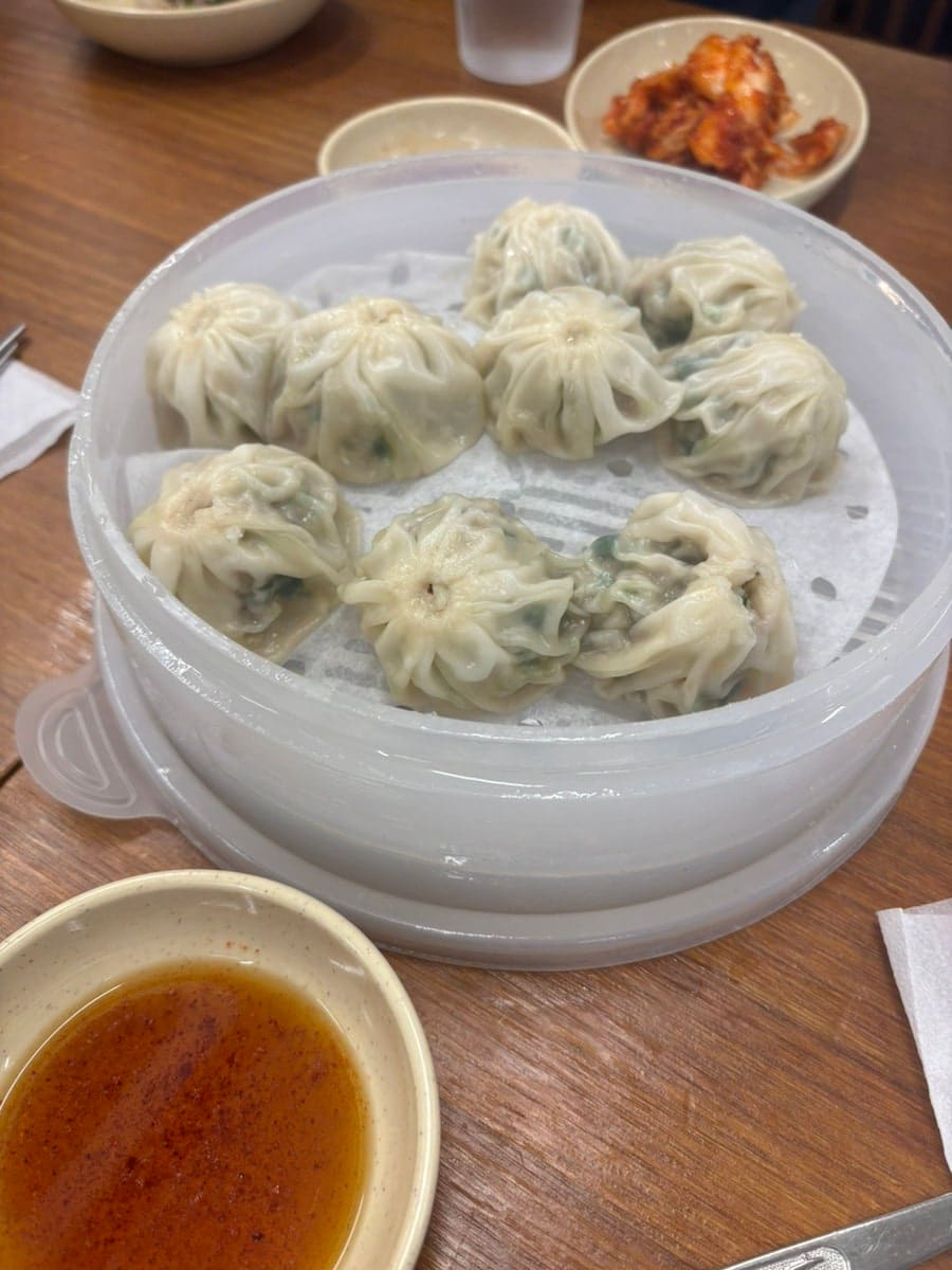 일요일 점심에 네 명이 찾은 bbee4878 은 홀이 굉장히 넓은데도 사람이 가득 차 있어서 역시 명동교자구나 싶었다고 적었습니다.