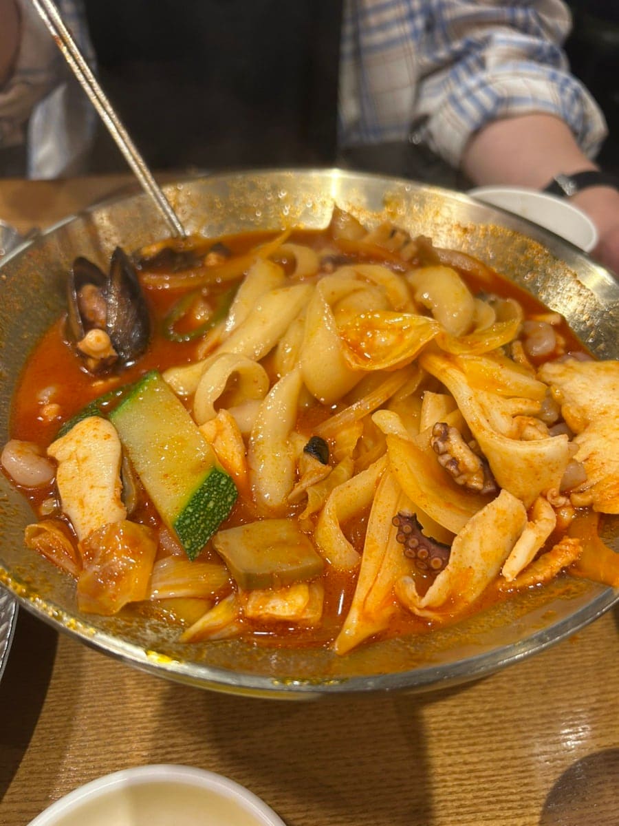도삭면을 처음 먹어 봤다는 donguri_daily 가 짬뽕도삭면 그릇과 젓가락으로 집어 올린 면발을 함께 남겼습니다. 붉은 국물 위로 홍합과 해물 다리, 애호박이 얹혀 있고,