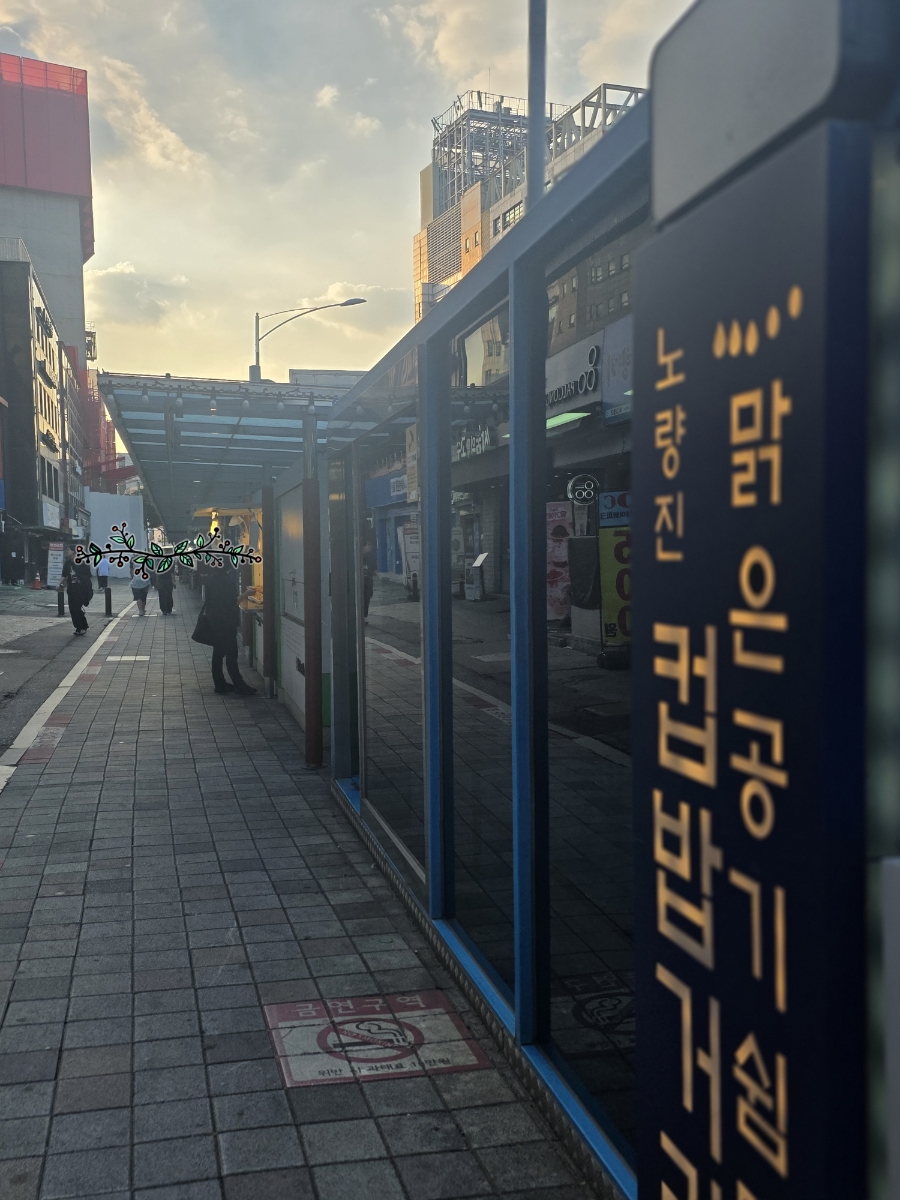 lovelifewithlogos가 이른 아침 들른 컵밥거리입니다. 아직 손님이 없는 시간, 가게 번호와 메뉴가 빼곡히 적힌 안내판이 골목의 규모를 보여줍니다.